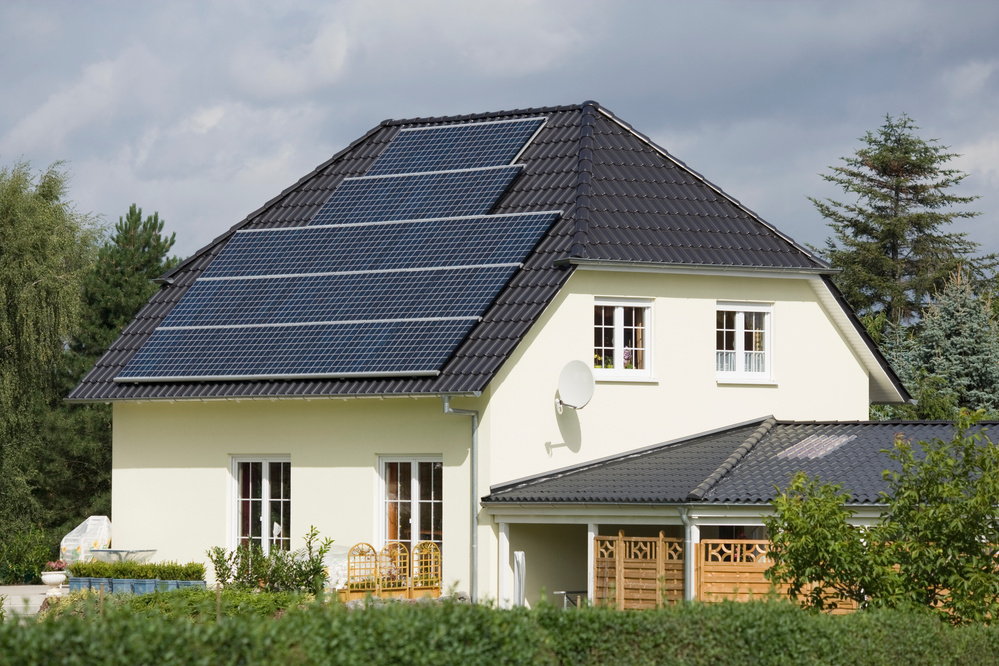 Home with discreet solar panels (XXL)