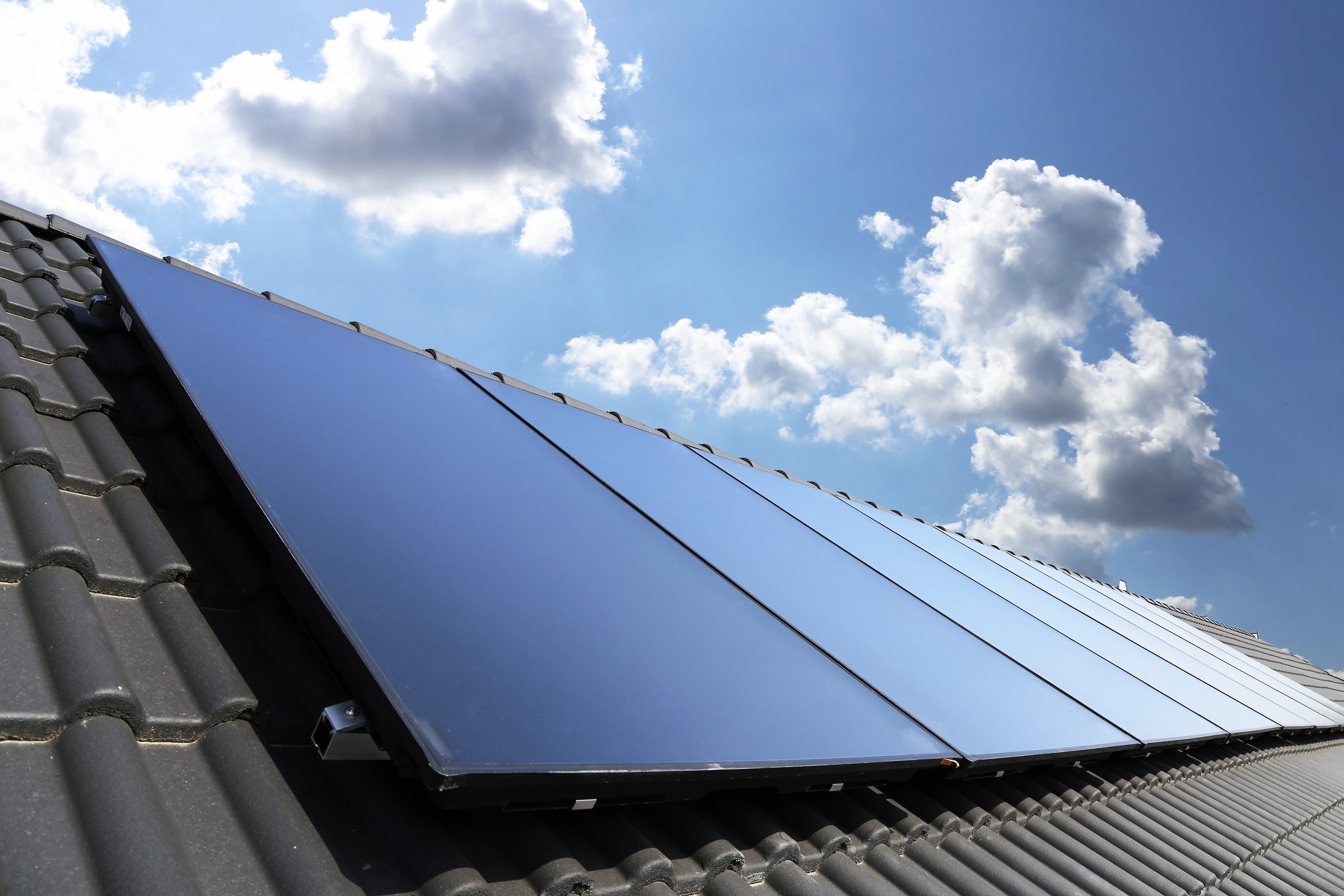 Photovoltaic: Roof with solar panels